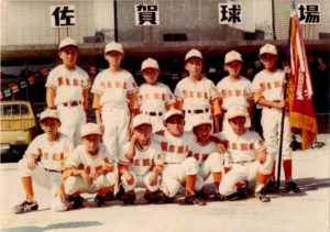 佐賀市本庄町にあった佐賀球場で開催された少年野球の県大会開会式後の一枚です。浜少年野球チームは西九州地区で準優勝したこともある強豪でした。